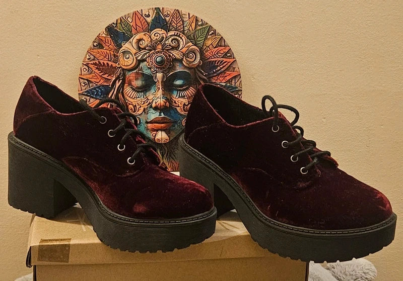 Zapatos de plataforma en terciopelo granate