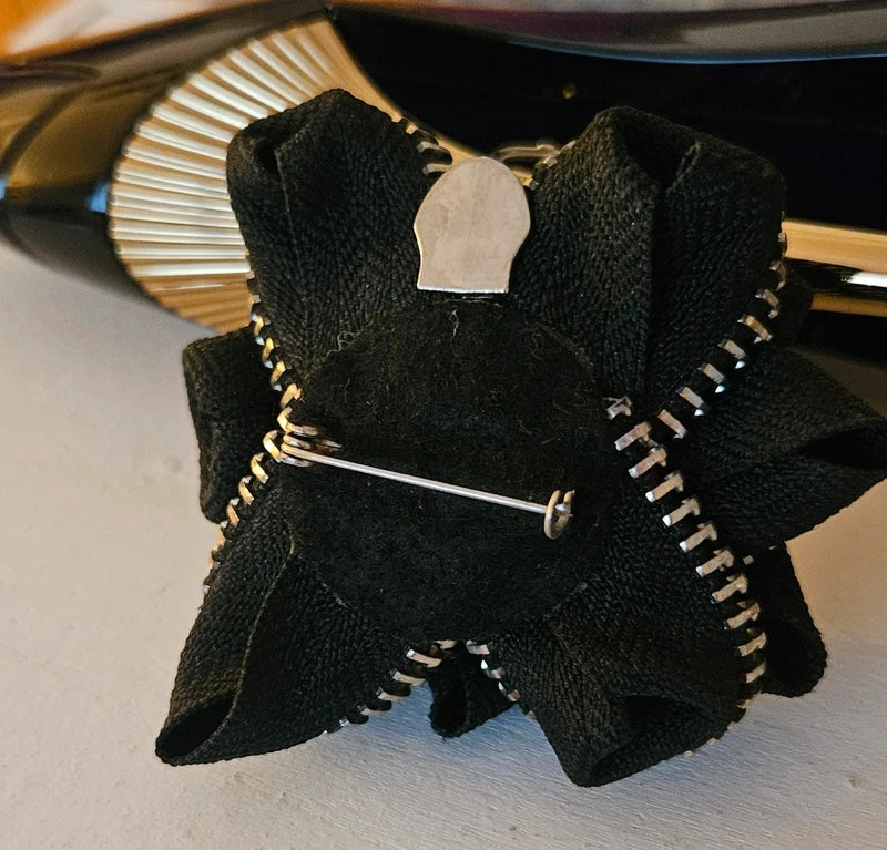 Broche flor cremallera negra