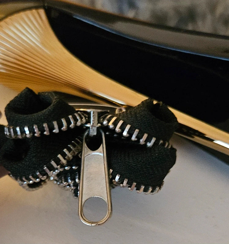 Broche flor cremallera negra