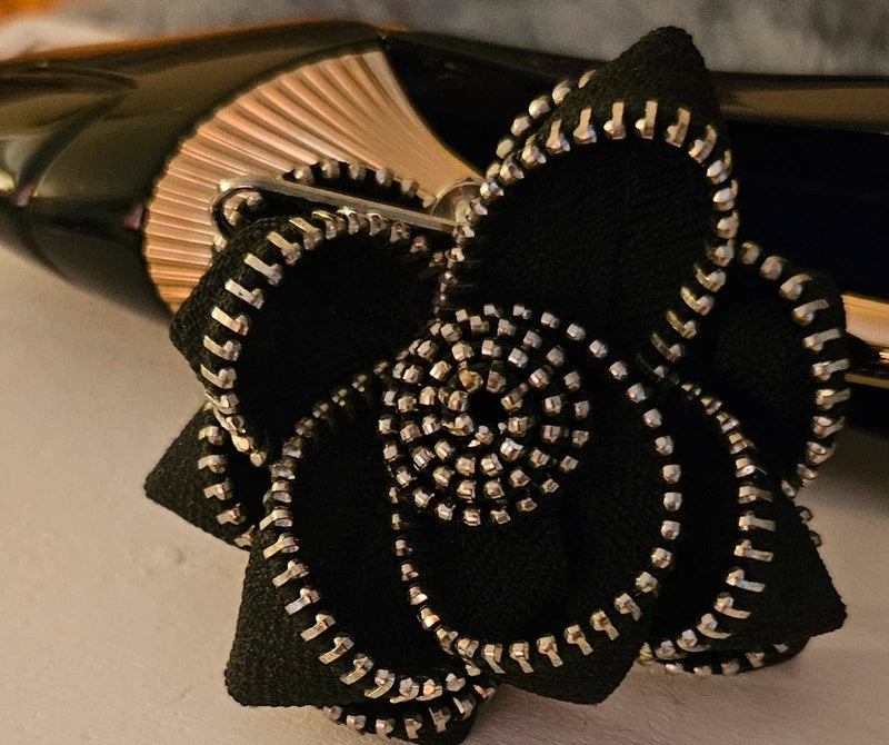 Broche flor cremallera negra