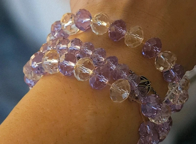 Pulsera cuentas moradas y blancas