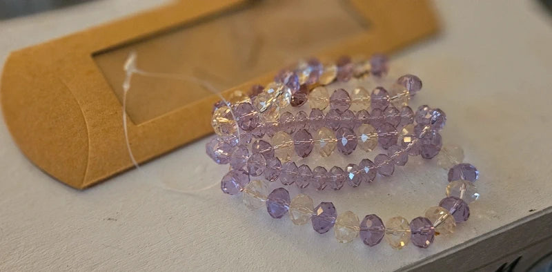 Pulsera cuentas moradas y blancas
