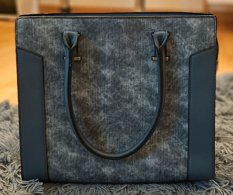 Bolso azul marino versátil