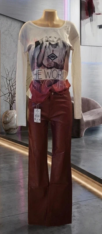 Conjunto efecto cuero y camiseta gráfica