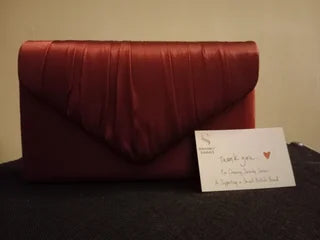 Bolso clutch de noche raso rojo burdeos
