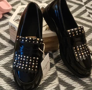 Mocasines Stradivarius negros tachuelas