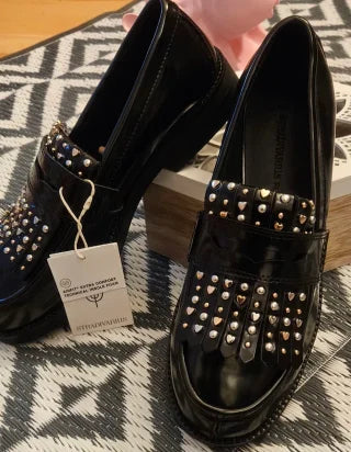 Mocasines Stradivarius negros tachuelas