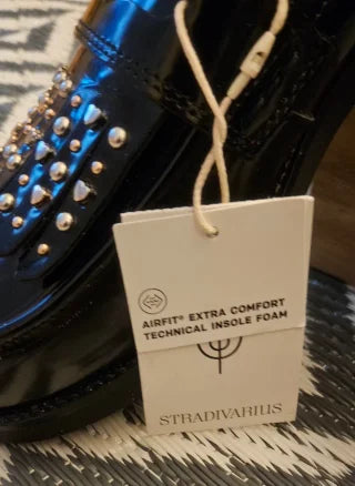 Mocasines Stradivarius negros tachuelas