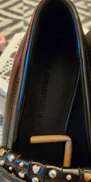 Mocasines Stradivarius negros tachuelas