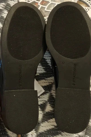 Mocasines Stradivarius negros tachuelas