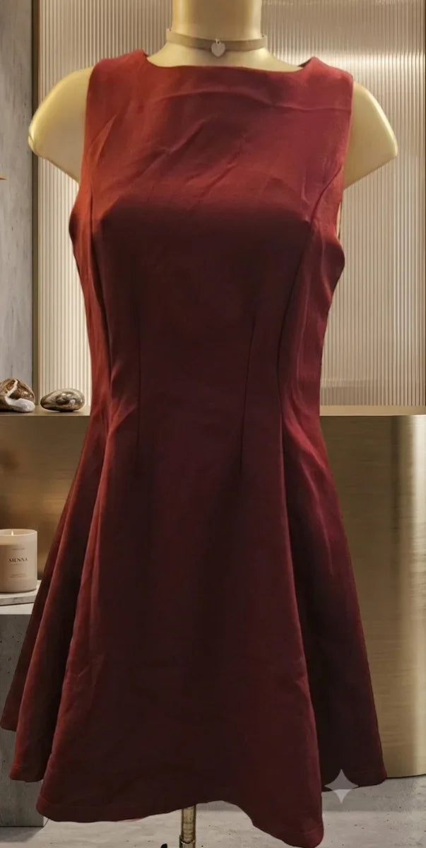 Sleeveless burgundy short dress