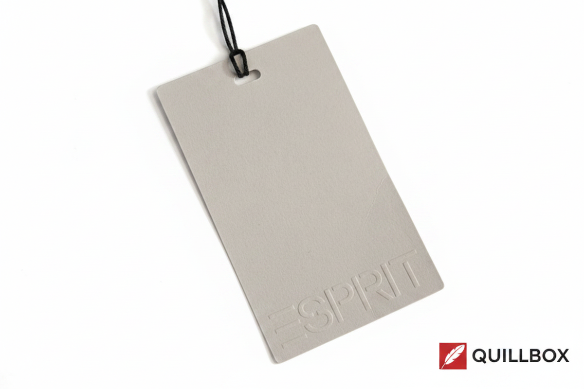 Etiqueta ESPRIT embossed sobre tejido crema