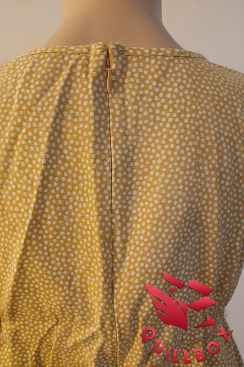 Detalle cremallera trasera vestido amarillo mostaza lunares